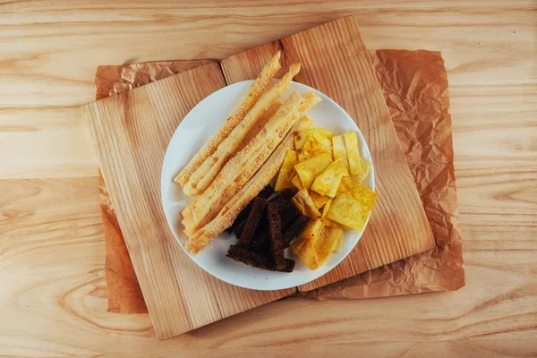 Chips Krispiga Kex Svart Bröd Med Sesamfrön Pinnar Och — Stockfoto