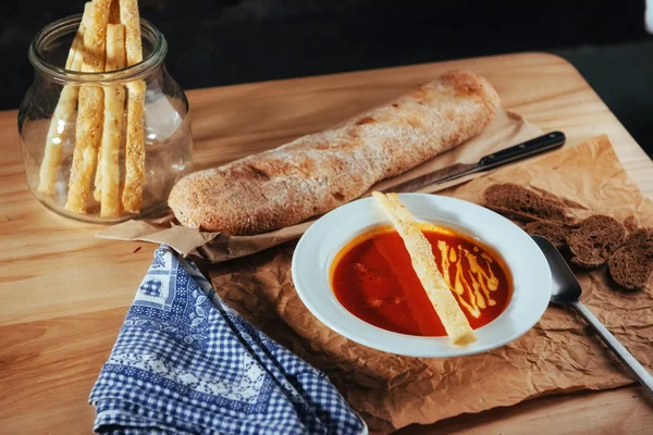 Färsk Tomatsoppa Vit Mask Med Bröd Baguette — Stockfoto