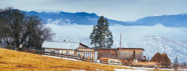 Dřevěný Starý Dům Horách Mlhavé Počasí — Stock fotografie