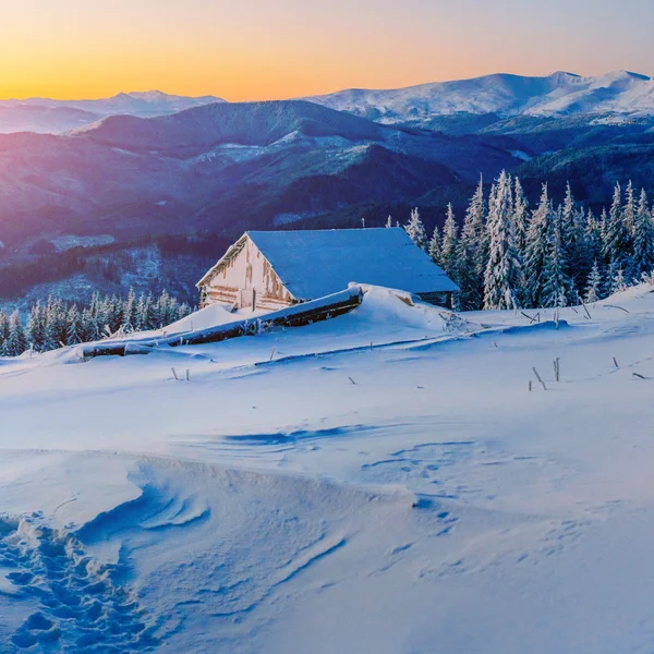 Verhuur Van Chalets Bergen Bij Zonsondergang — Stockfoto