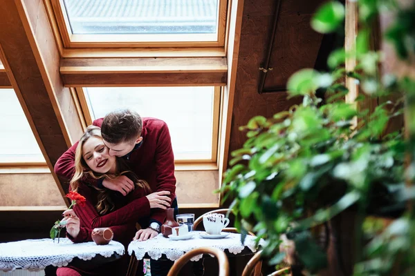 Krásný Mladý Muž Žena Slaví Valentýn Restauraci Muž Dává Růže — Stock fotografie