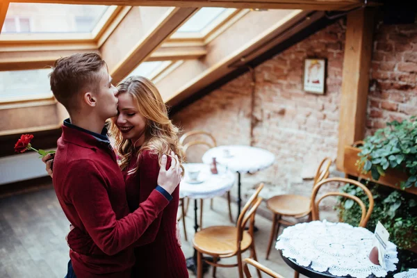 Krásný Mladý Muž Žena Slaví Valentýn Restauraci Muž Dává Růže — Stock fotografie