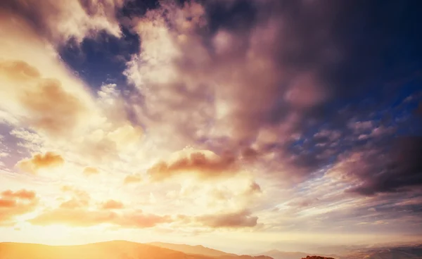 Kleurrijke Hemel Met Zon Achtergrond Bergen Zonsondergang Zonsopgang — Stockfoto