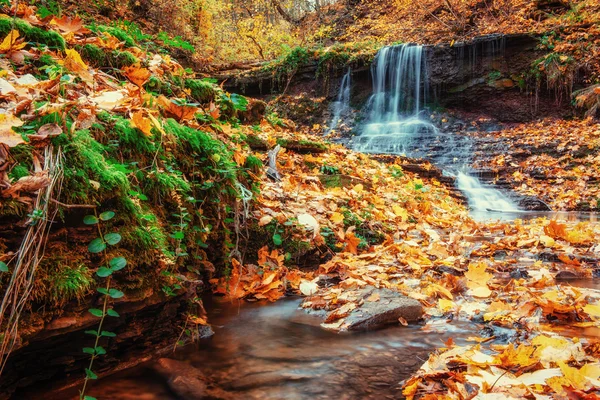 Cachoeira Luz Solar Outono — Fotografia de Stock