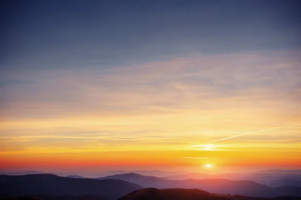 山で太陽の背景にカラフルな空 日の入り 日の出 — ストック写真