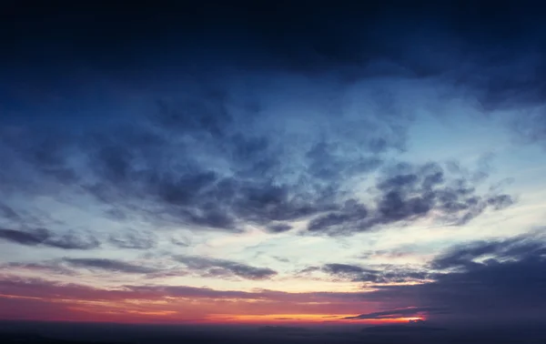 色彩斑斓的天空与太阳背景在山中 — 图库照片