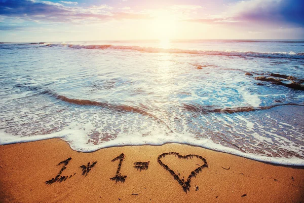 Сердце Песчаном Пляже Романтическая Композиция — стоковое фото