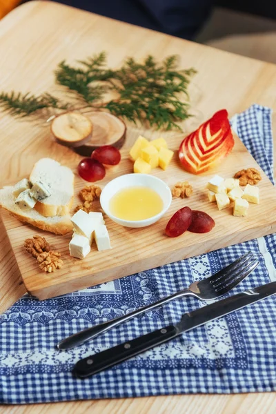 Assiette Fromage Bleu Dor Parmesan Brie Camembert Roquefort Noix Sur — Photo