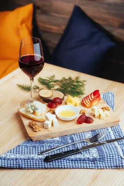 赤ワインとチーズ盛り合わせフルーツのコンボで — ストック写真