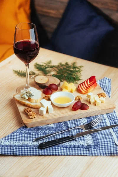 Rött Vin Och Blandade Ostbricka Med Frukt — Stockfoto