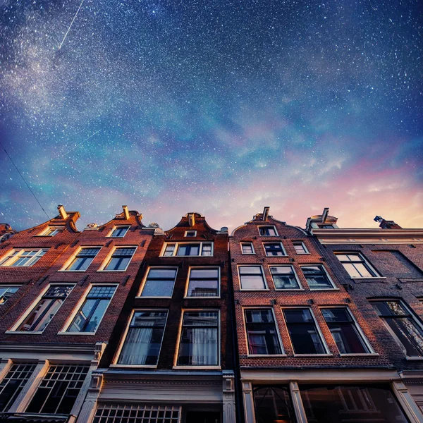 Vackra Lugna Scen Amsterdam Stjärnhimmel Ovanför Vackra Byggnader — Stockfoto