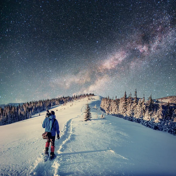 Cielo Stellato Notte Nella Neve Invernale Lattea Capodanno Fantastico Turisti — Foto Stock
