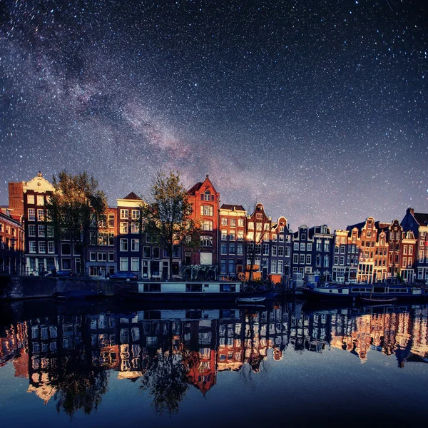 Amsterdam Güzel Bir Gece Gece Aydınlatma Bina Kanalına Yakın Tekneler — Stok fotoğraf