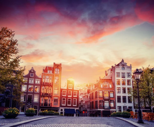 アムステルダムの運河の西に アムステルダムはオランダの首都の最も密に住まれた都市です — ストック写真