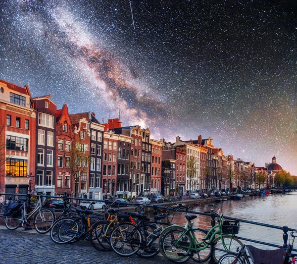 Cielo Estrellado Sobre Amsterdam Bicicletas Callejeras Puente Sobre Canal — Foto de Stock