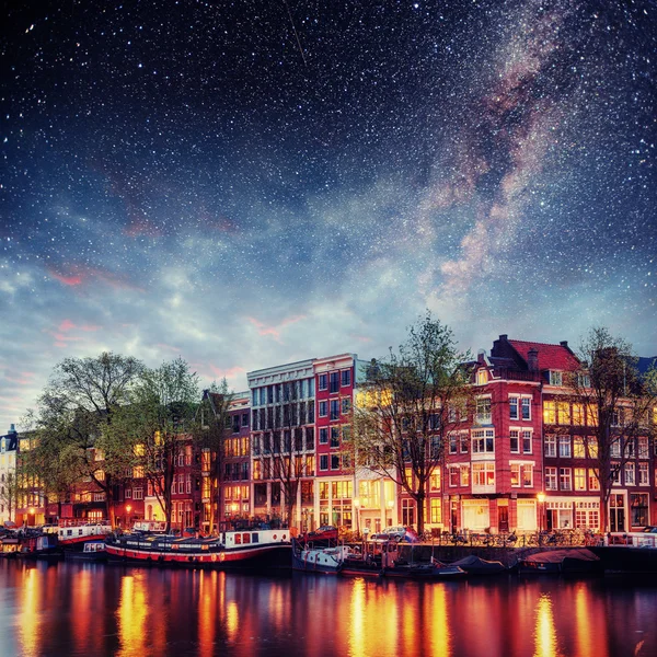 Szép Este Amszterdamban Épületek Hajók Víz Csatorna Közelében Éjszakai Megvilágítás — Stock Fotó