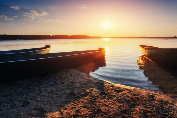 Βάρκα Στη Λίμνη Ηλιοβασίλεμα — Φωτογραφία Αρχείου