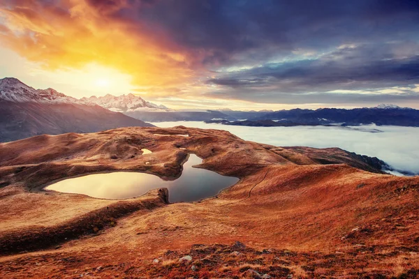 Tramonto sul lago di montagna Koruldi. Alta Svaneti, Georgia, Europa . — Foto Stock