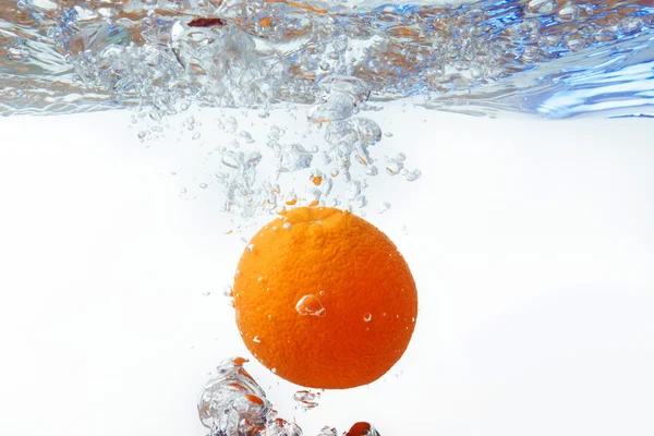 橙色的水喷雾。橙色与白色背景上飞溅 — 图库照片