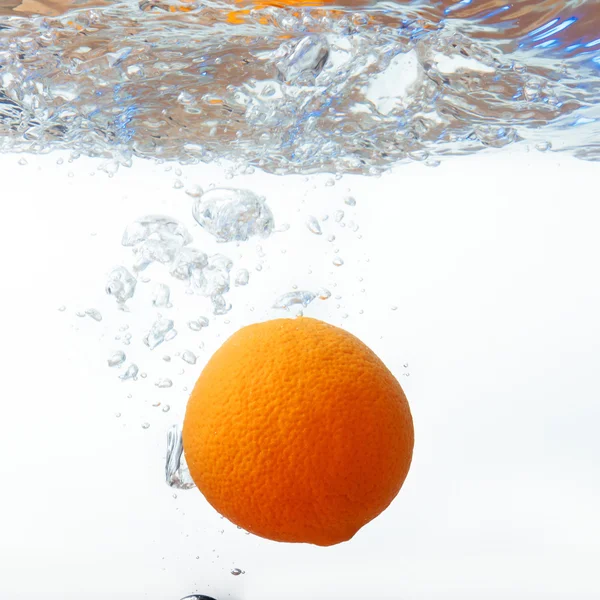 Laranja em spray de água. Laranja com respingo no fundo branco — Fotografia de Stock