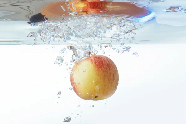 Apple a víz a fehér háttér — Stock Fotó