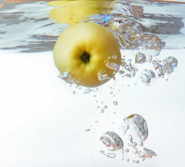 香蕉和橙子和苹果掉进了水 — 图库照片