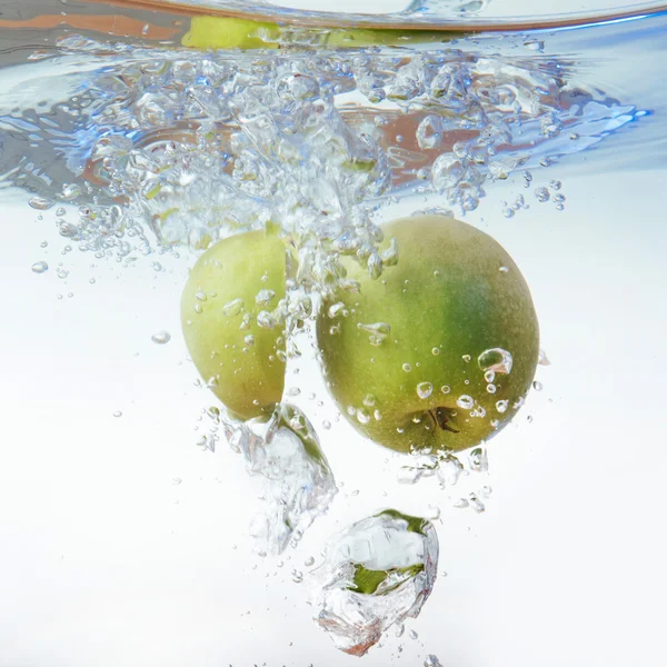 Suyun altında yeşil elma, şeffaf kabarcıklar var.. — Stok fotoğraf