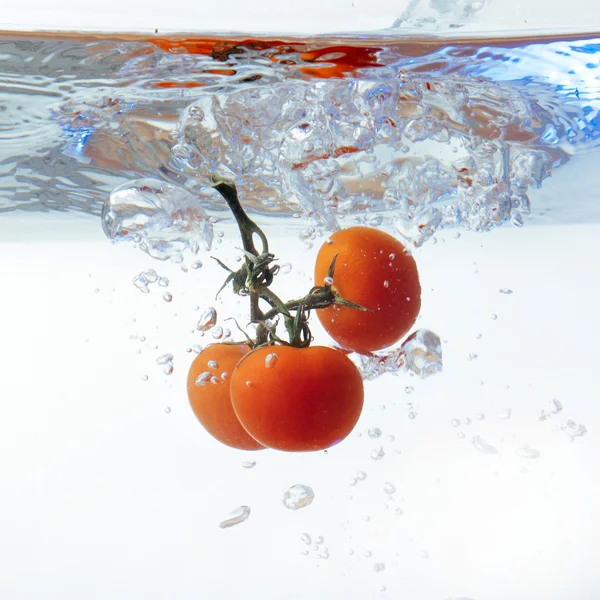 新鲜的樱桃番茄，水溅上白色高建群孤立 — 图库照片