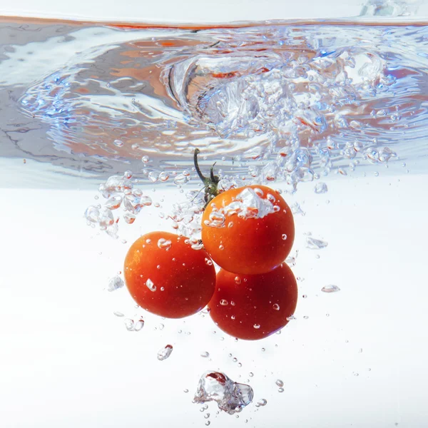 新鲜的樱桃番茄，水溅孤立 — 图库照片