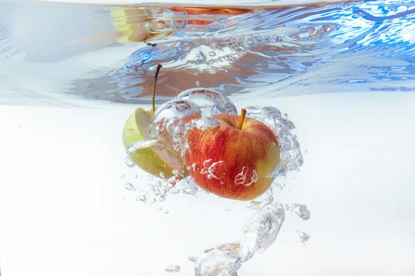 Tomates cerises et poivre dans l'eau isolée — Photo
