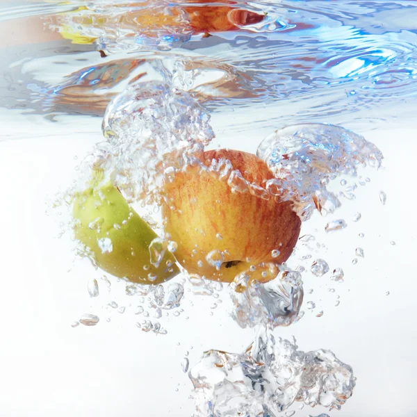 Tomates cerises et poivre dans l'eau isolée — Photo