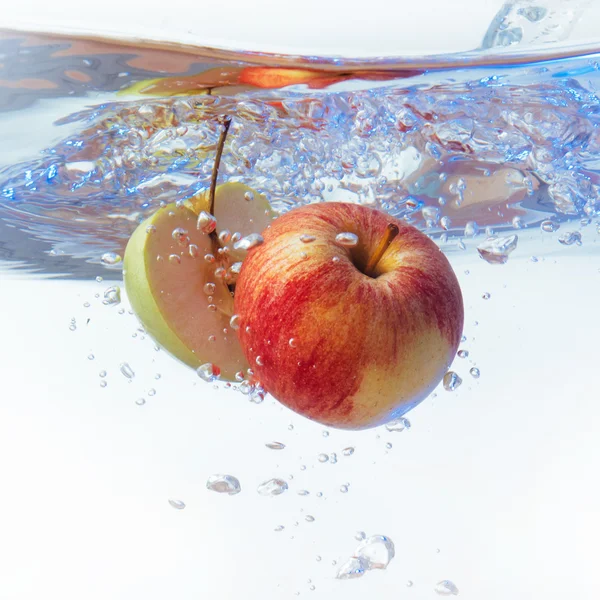 Pomme dans l'eau sur fond blanc — Photo