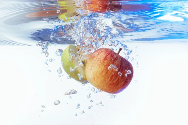 Apple i vatten på en vit bakgrund — Stockfoto