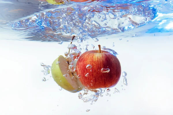 Manzana en agua sobre fondo blanco —  Fotos de Stock