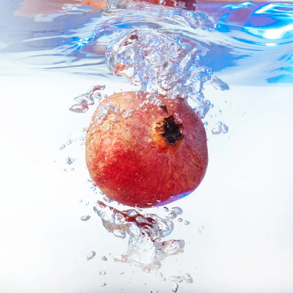 Garnet na água sobre um fundo branco — Fotografia de Stock