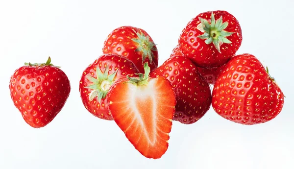 Erdbeeren isoliert über weißem Hintergrund — Stockfoto
