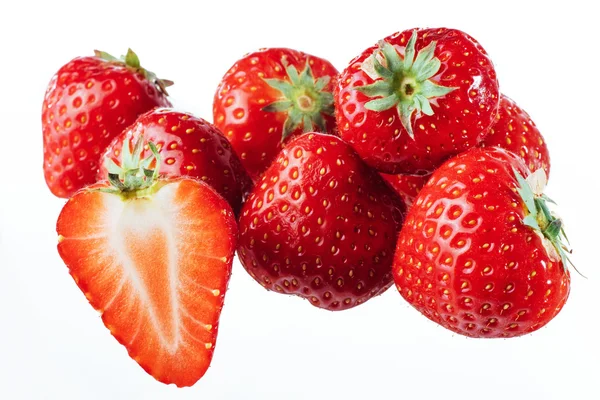 Erdbeeren isoliert über weißem Hintergrund — Stockfoto