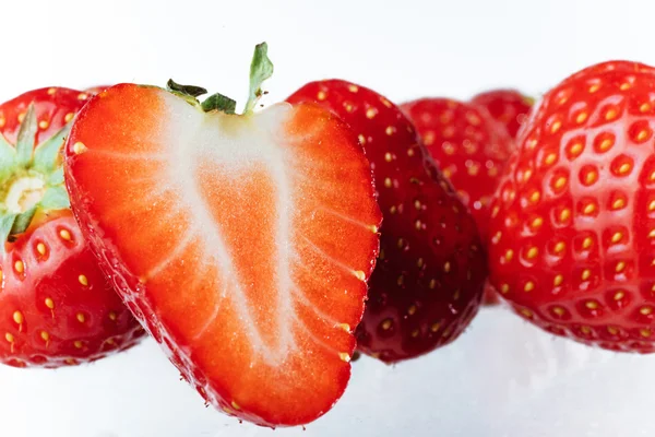 Erdbeeren isoliert über weißem Hintergrund — Stockfoto