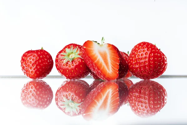 Erdbeeren isoliert über weißem Hintergrund — Stockfoto