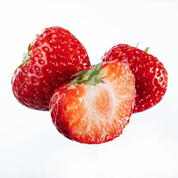 Erdbeeren isoliert über weißem Hintergrund — Stockfoto