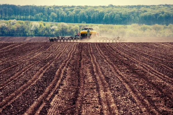 Тракторна оранка сільськогосподарського поля в підготовці до весняної посадки . — стокове фото