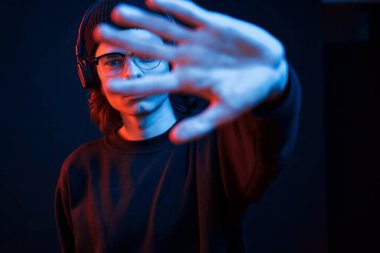 Güzel renkler. Stüdyo karanlık stüdyoda neon ışıkla çekiliyor. Ciddi bir adamın portresi..