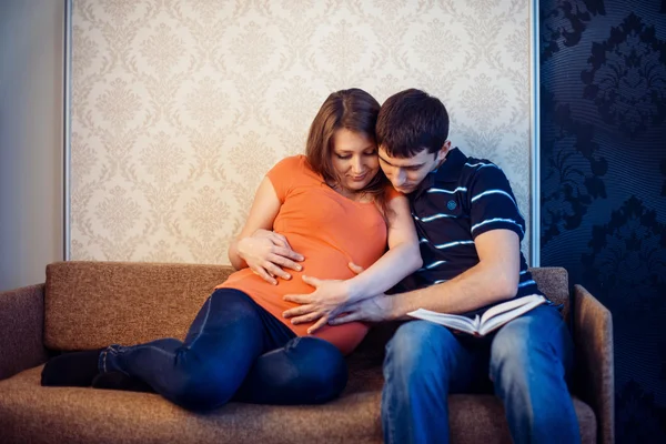 Pregnant woman with her husband — Stock Photo, Image