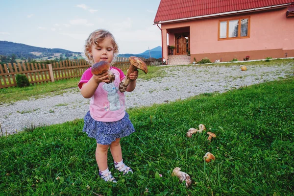 Kind met paddestoelen — Stockfoto