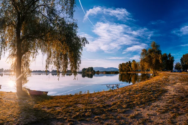 Orilla cerca del lago — Foto de Stock