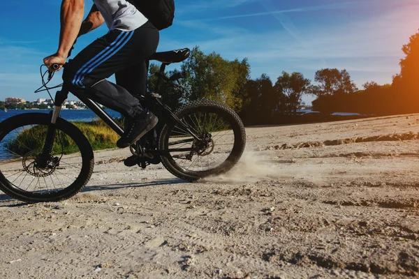 Man op de fiets — Stockfoto