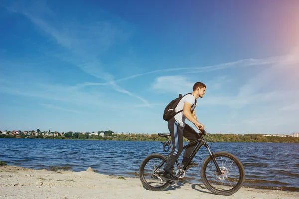 Homem de bicicleta — Fotografia de Stock