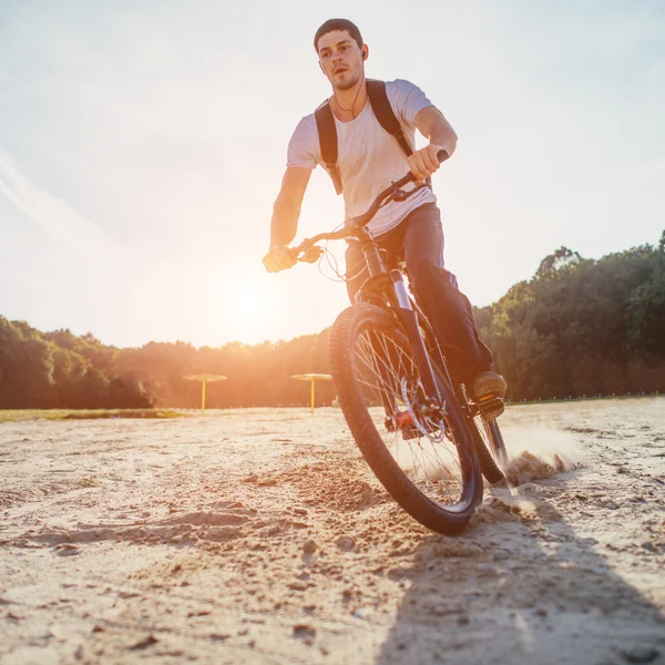 Man op een fiets — Stockfoto