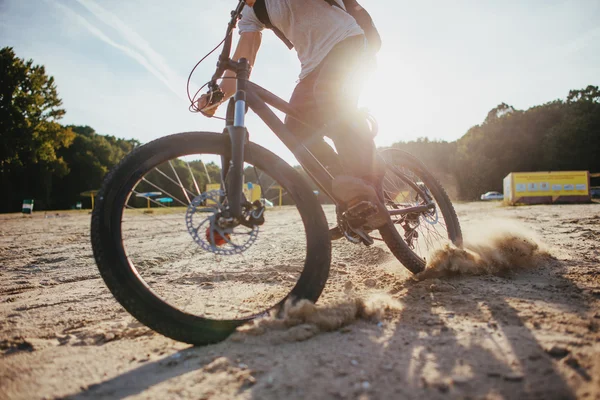 Homem em uma bicicleta — Fotografia de Stock