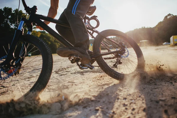 Man op een fiets — Stockfoto